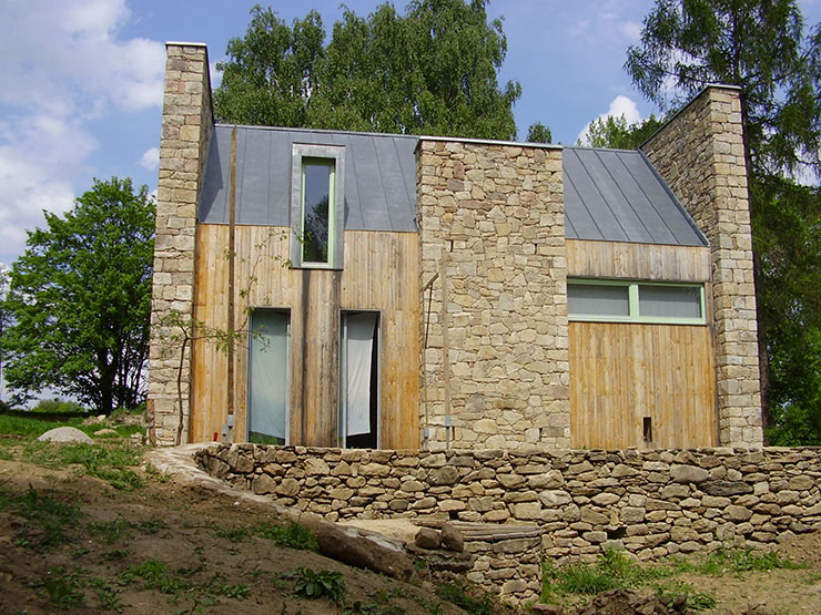 kamenný dům Maríž: stavba bez čísla popisného na konci slepé cesty